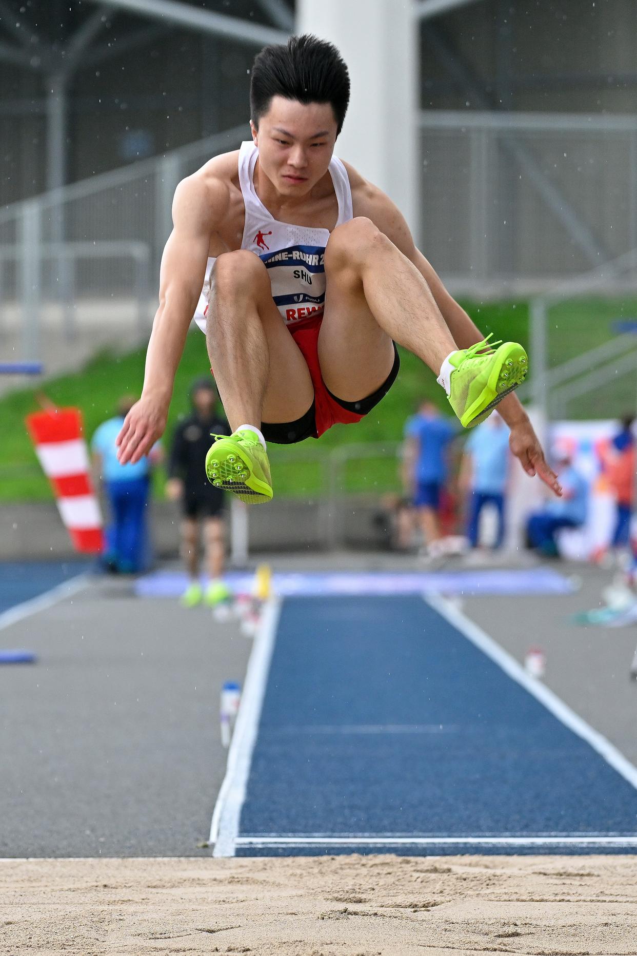 田径球员突破自我，表现堪称完美