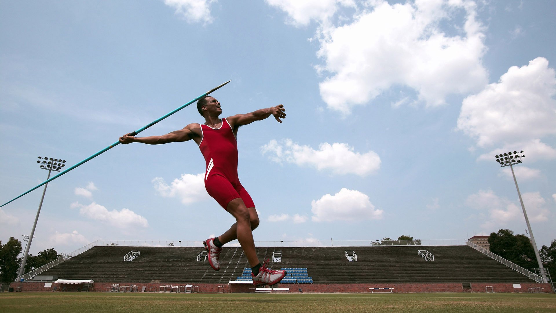 爱游戏-看不见的终点线，当红牛二队举起奖杯，汉密尔顿在维修站微笑