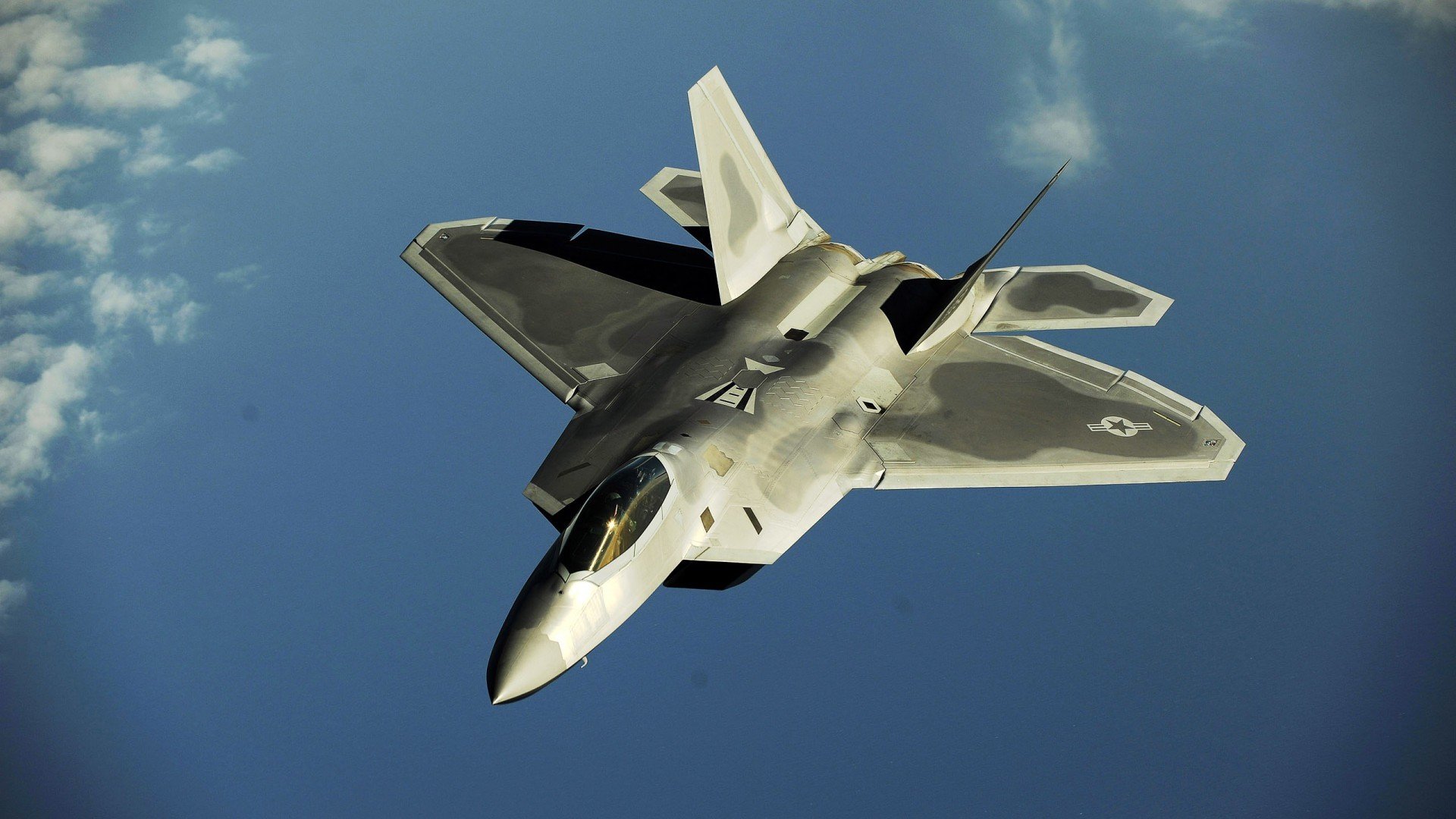 爱游戏入口-最后三圈绝杀！皮亚斯特里火热状态助迈凯伦险胜阿斯顿马丁